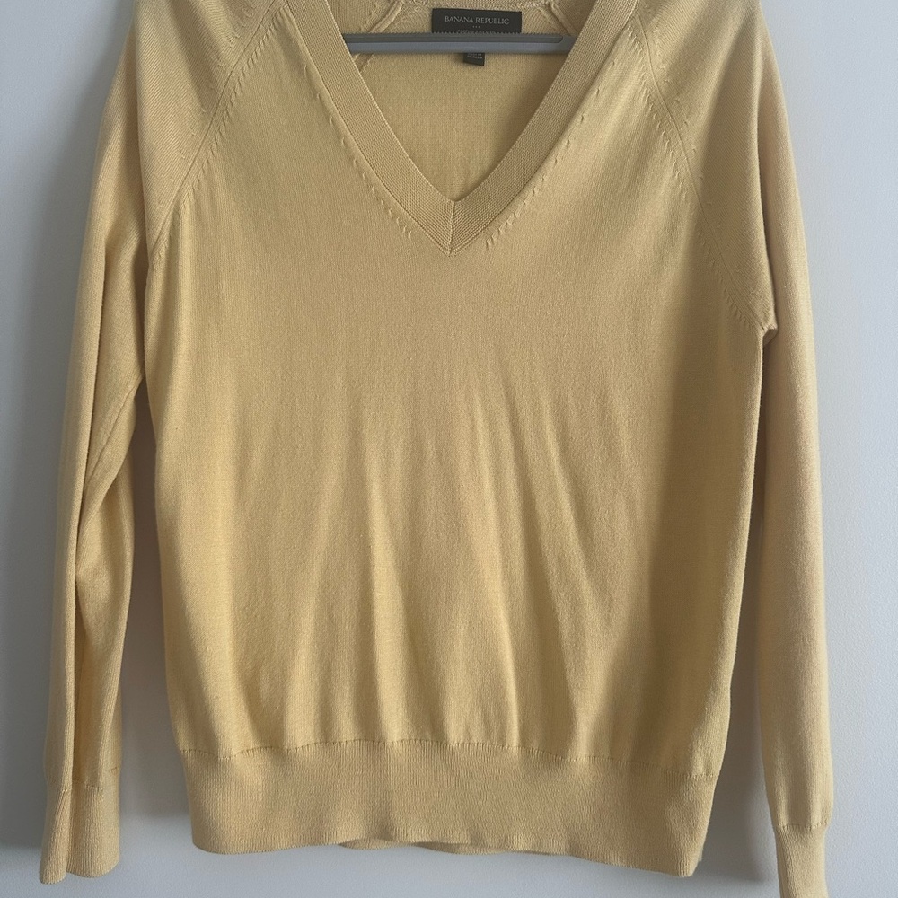 Banana Republic Pale Yellow V-Neck Knit Sweater
